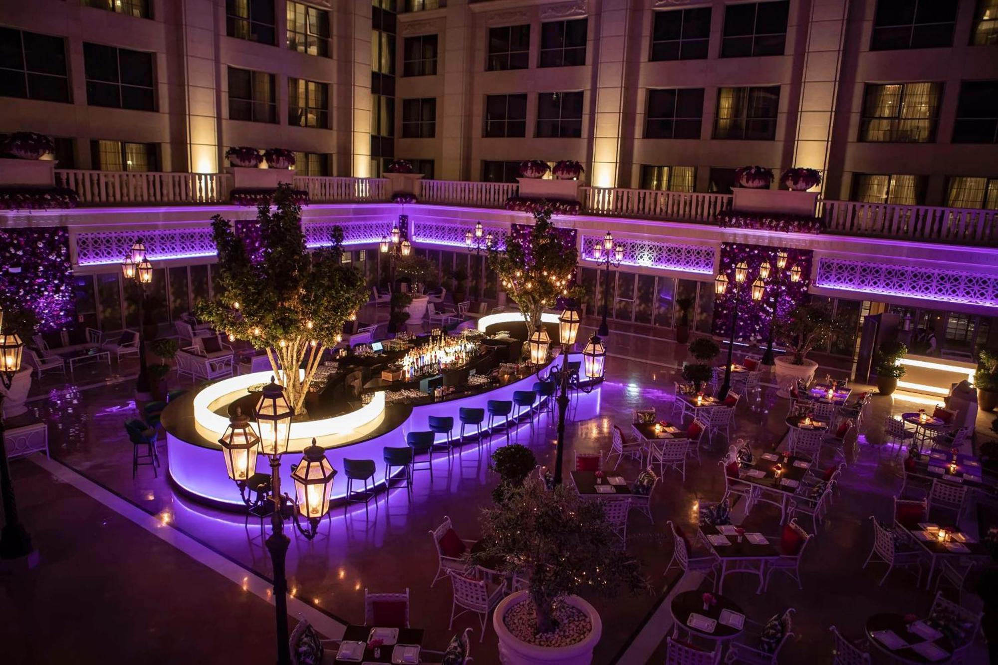 الحبتور بالاس دبي،أحد فنادق ومنتجعات إل إكس آر المظهر الخارجي الصورة The bar at the centre of the hotel