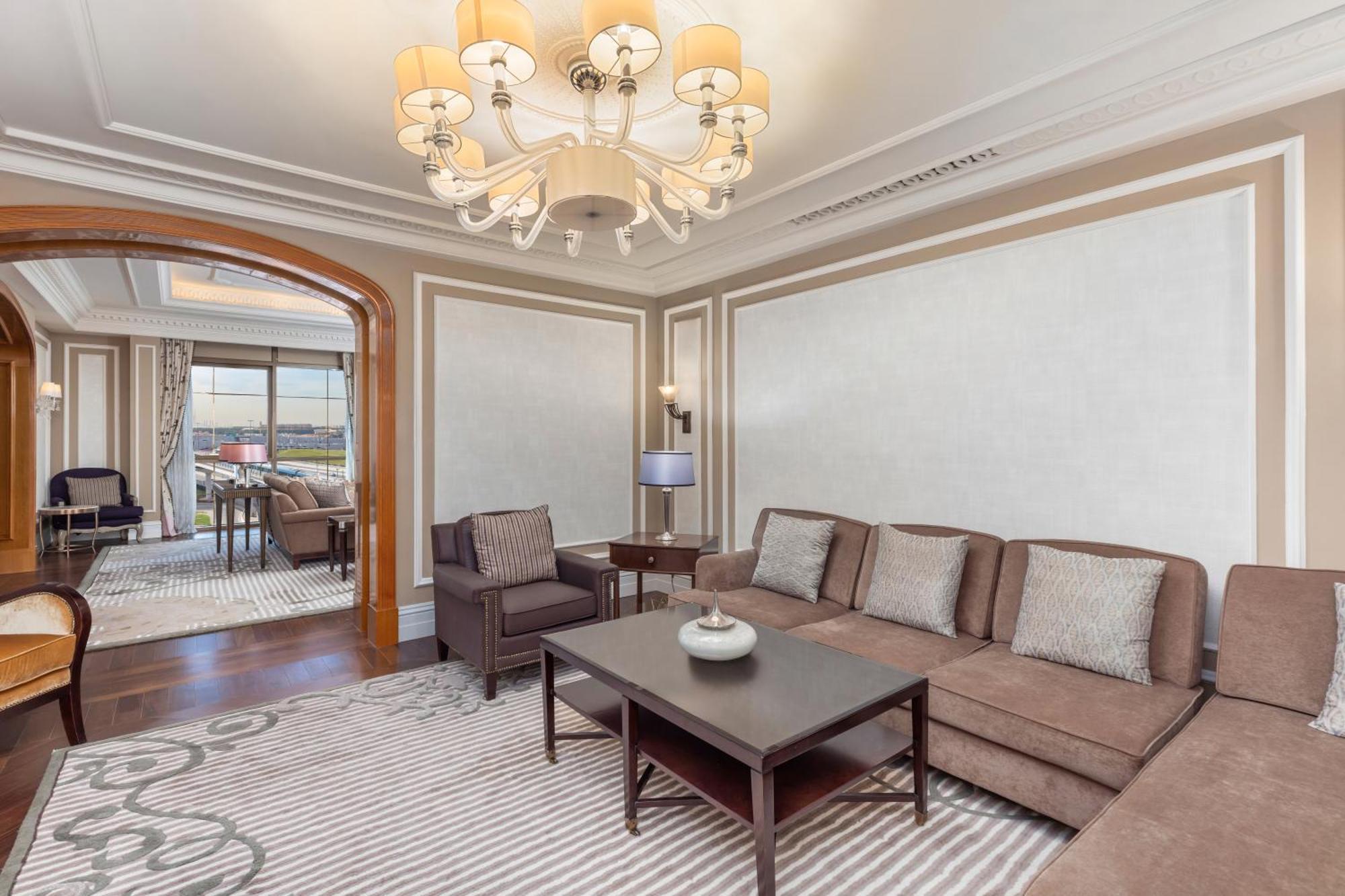 الحبتور بالاس دبي،أحد فنادق ومنتجعات إل إكس آر المظهر الخارجي الصورة The living room of a suite at the hotel